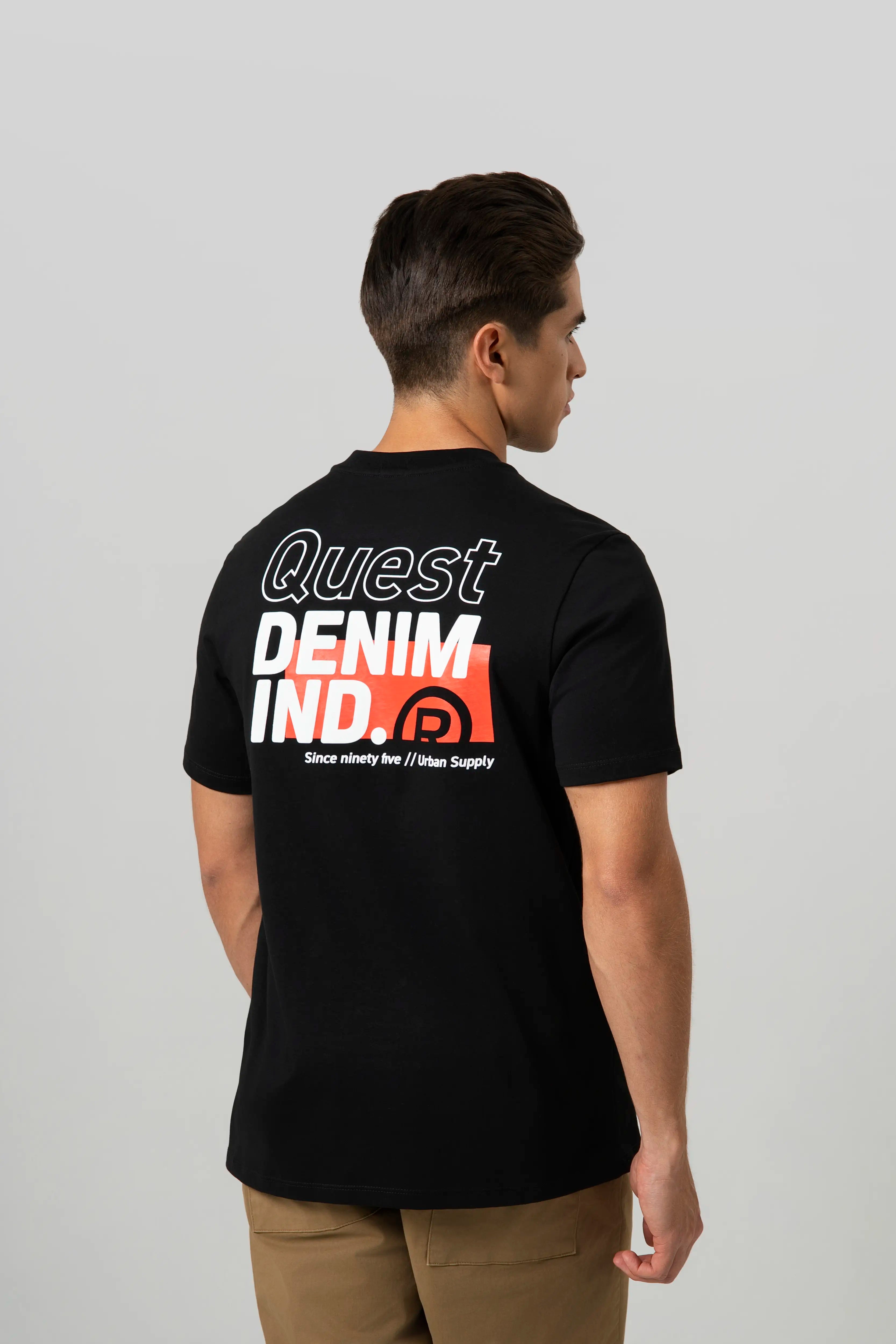 CAMISETA ESPECIAL ESTAMPADO LOCALIZADO COLOR NEGRO