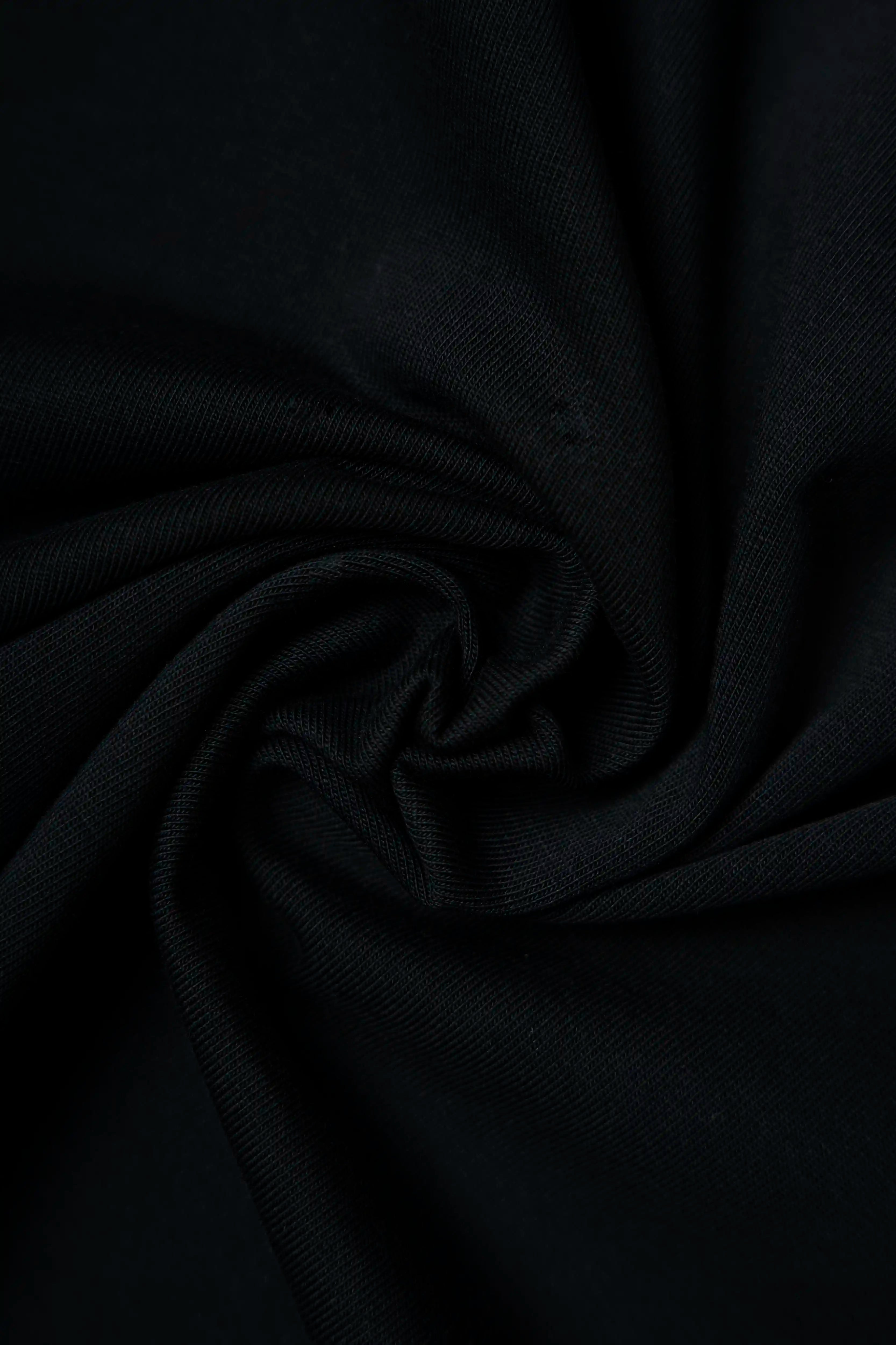CAMISETA ESPECIAL ESTAMPADO LOCALIZADO COLOR NEGRO