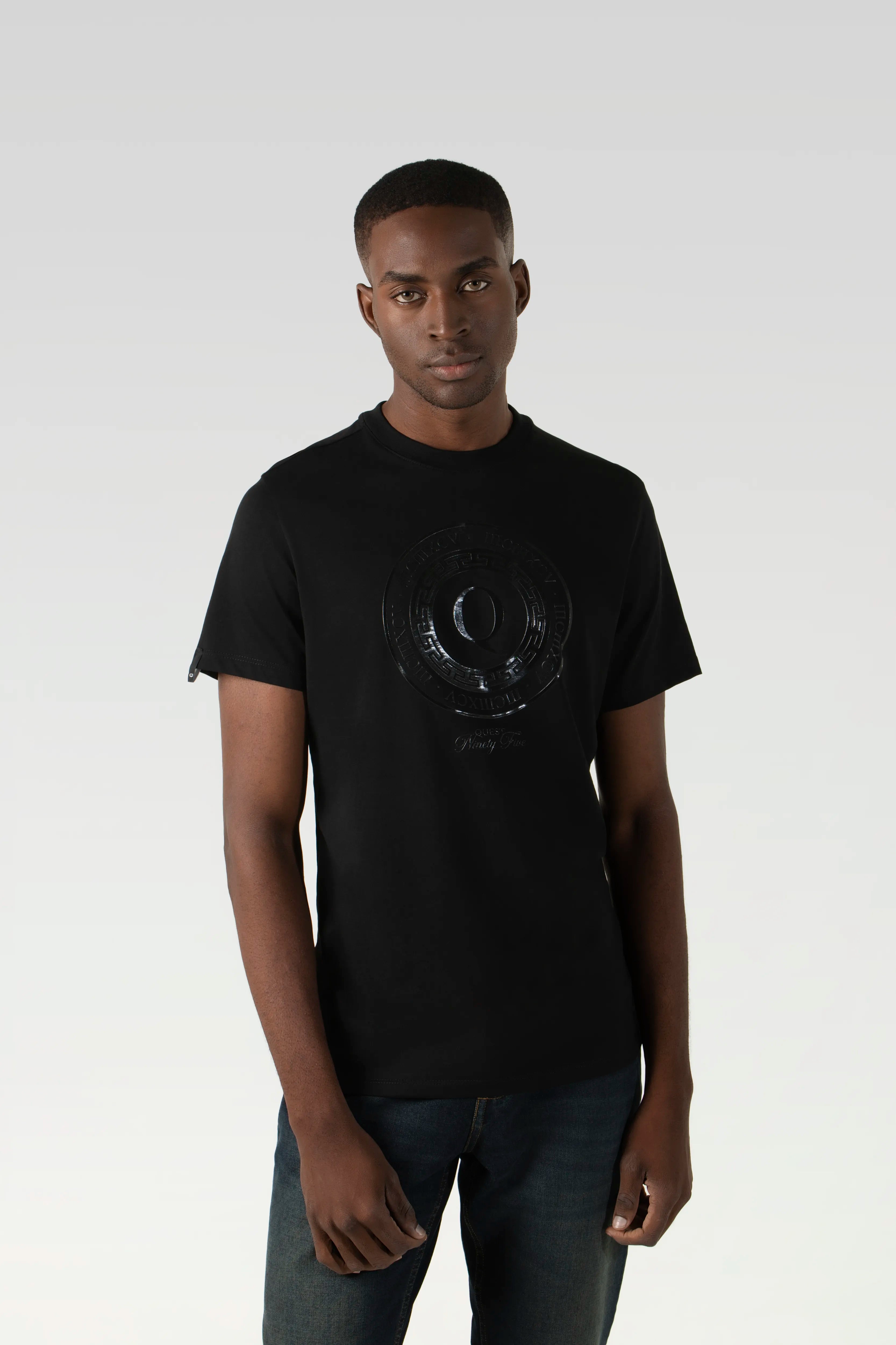 CAMISETA ESPECIAL ESTAMPADO LOCALIZADO COLOR NEGRO