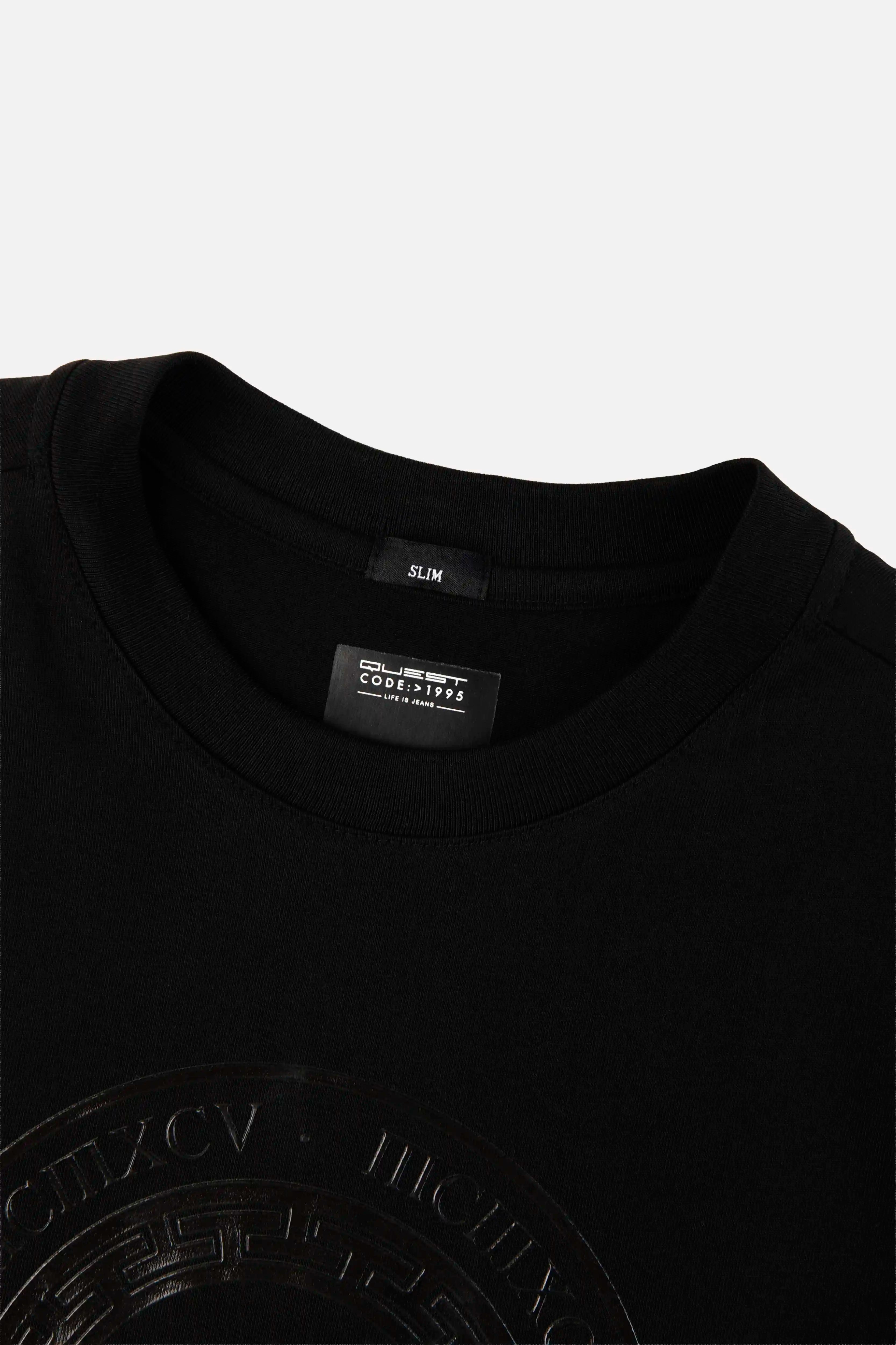 CAMISETA ESPECIAL ESTAMPADO LOCALIZADO COLOR NEGRO