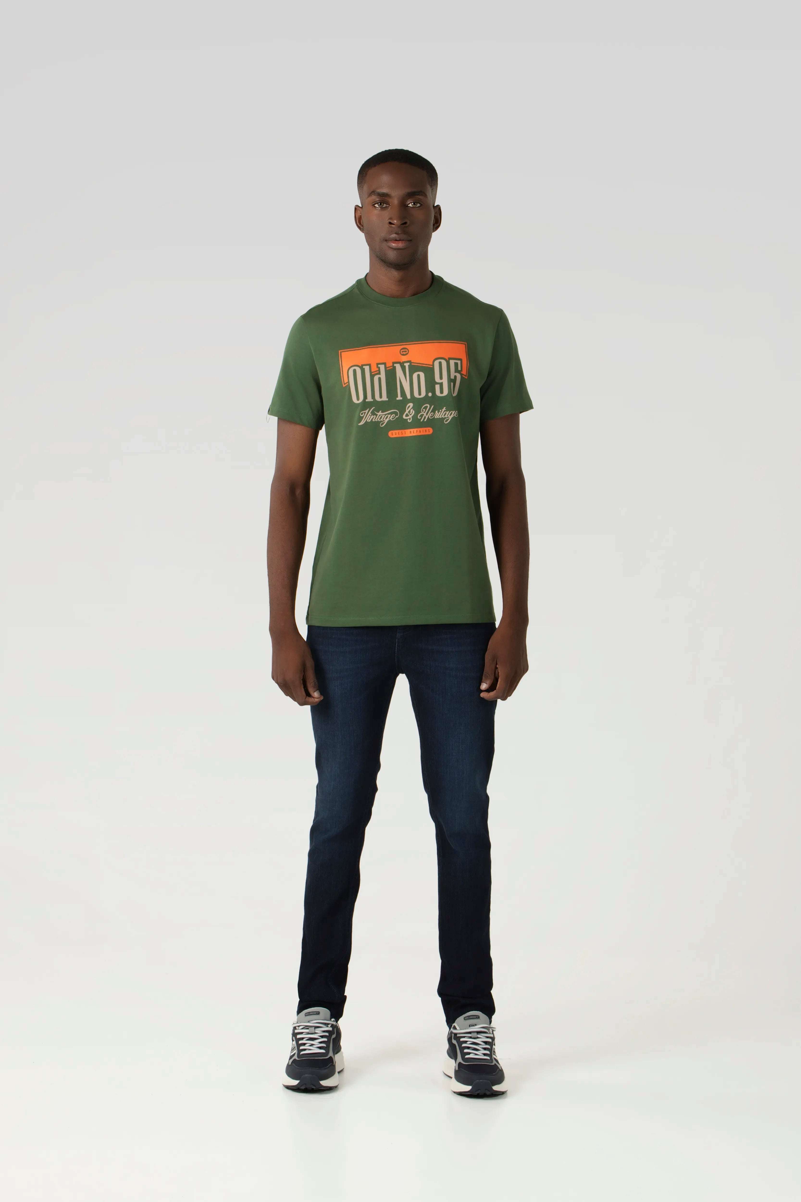 CAMISETA ESPECIAL ESTAMPADO LOCALIZADO COLOR BLACK FOREST