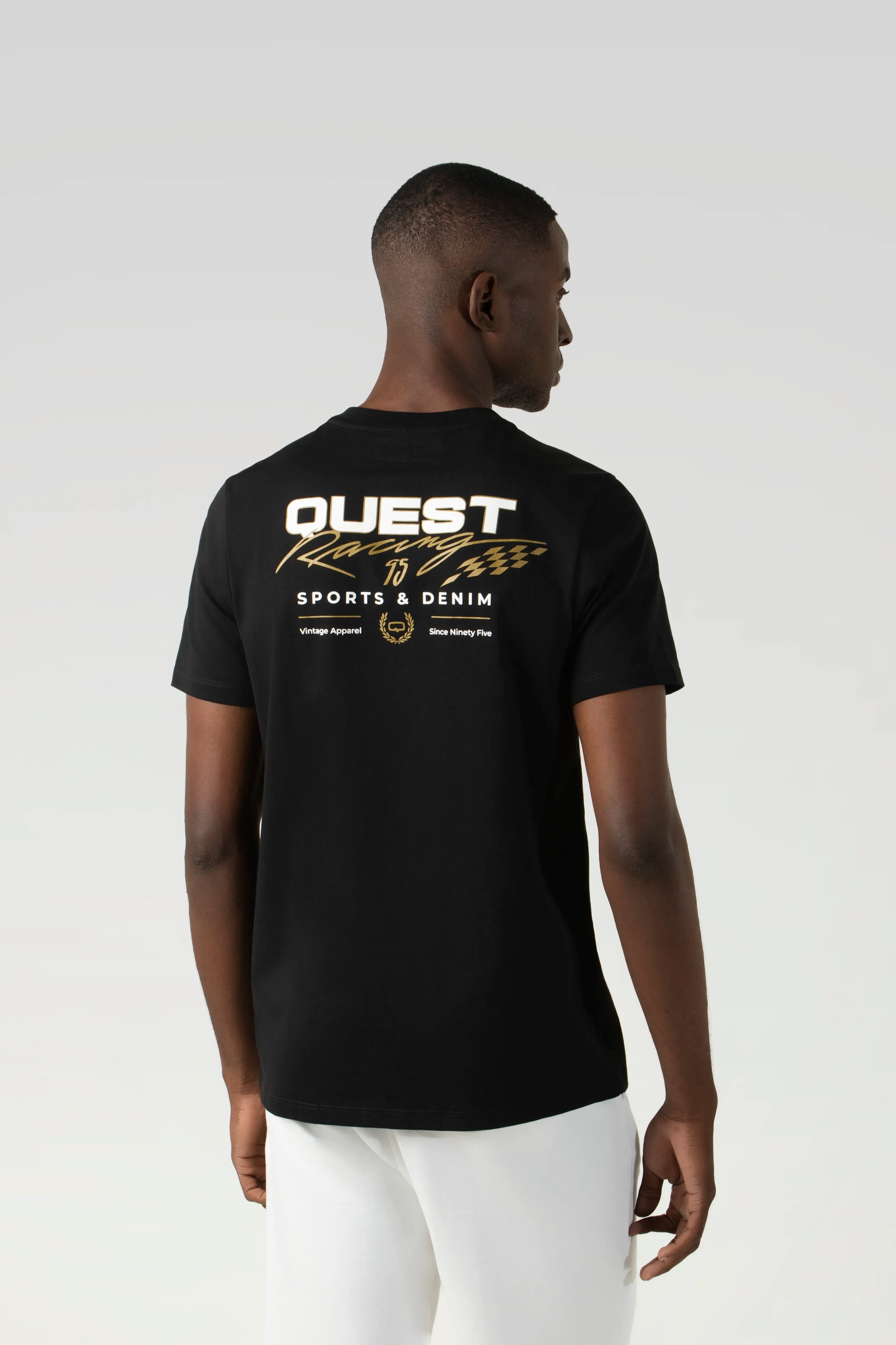 CAMISETA ESPECIAL ESTAMPADO LOCALIZADO COLOR NEGRO