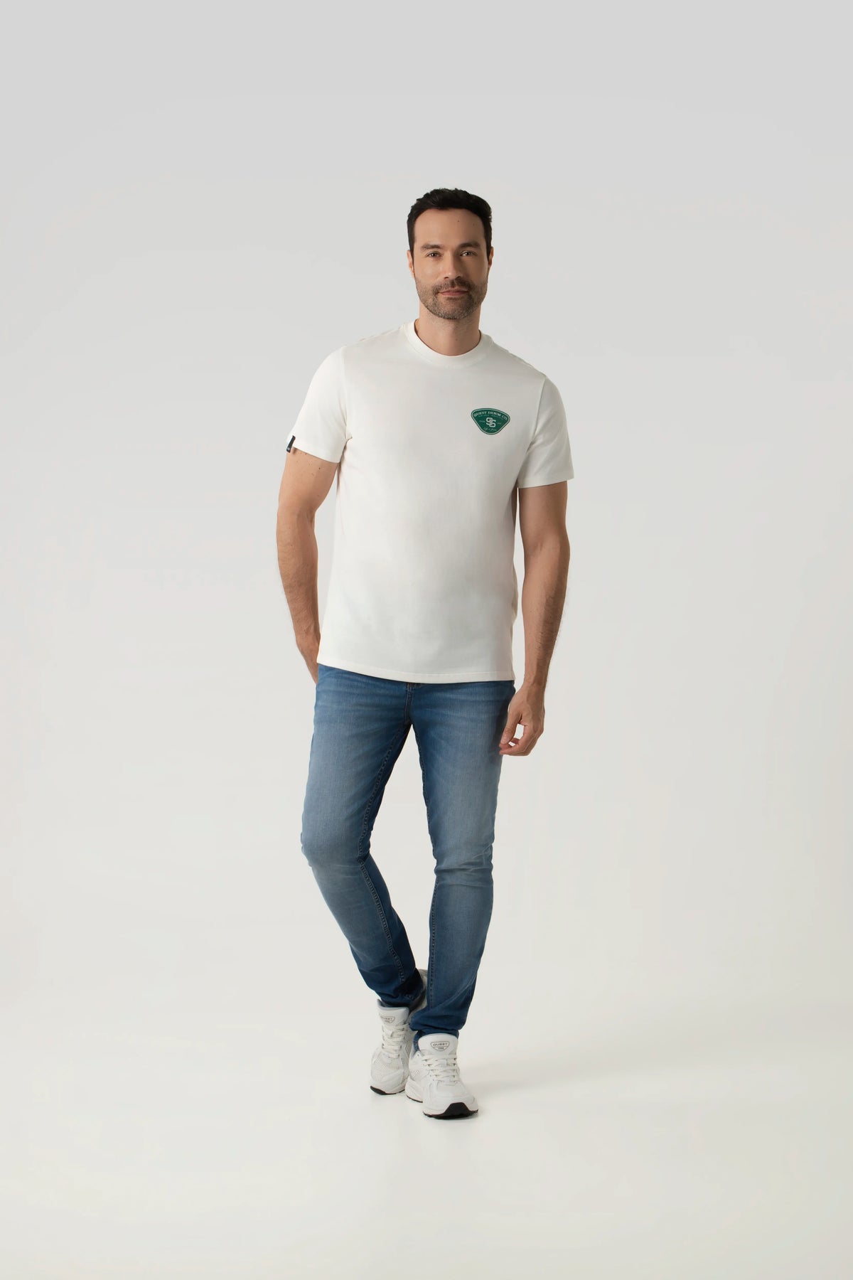 CAMISETA ESPECIAL ESTAMPADO LOCALIZADO COLOR IVORY