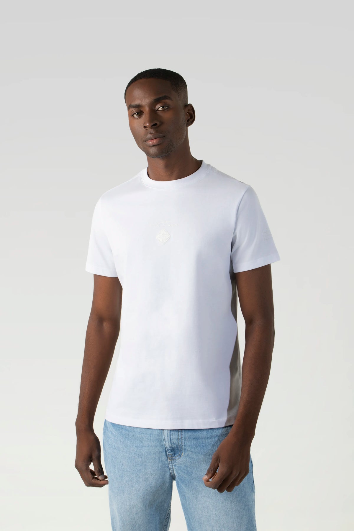 CAMISETA ESTAMPADO LOCALIZADO COLOR BLANCO