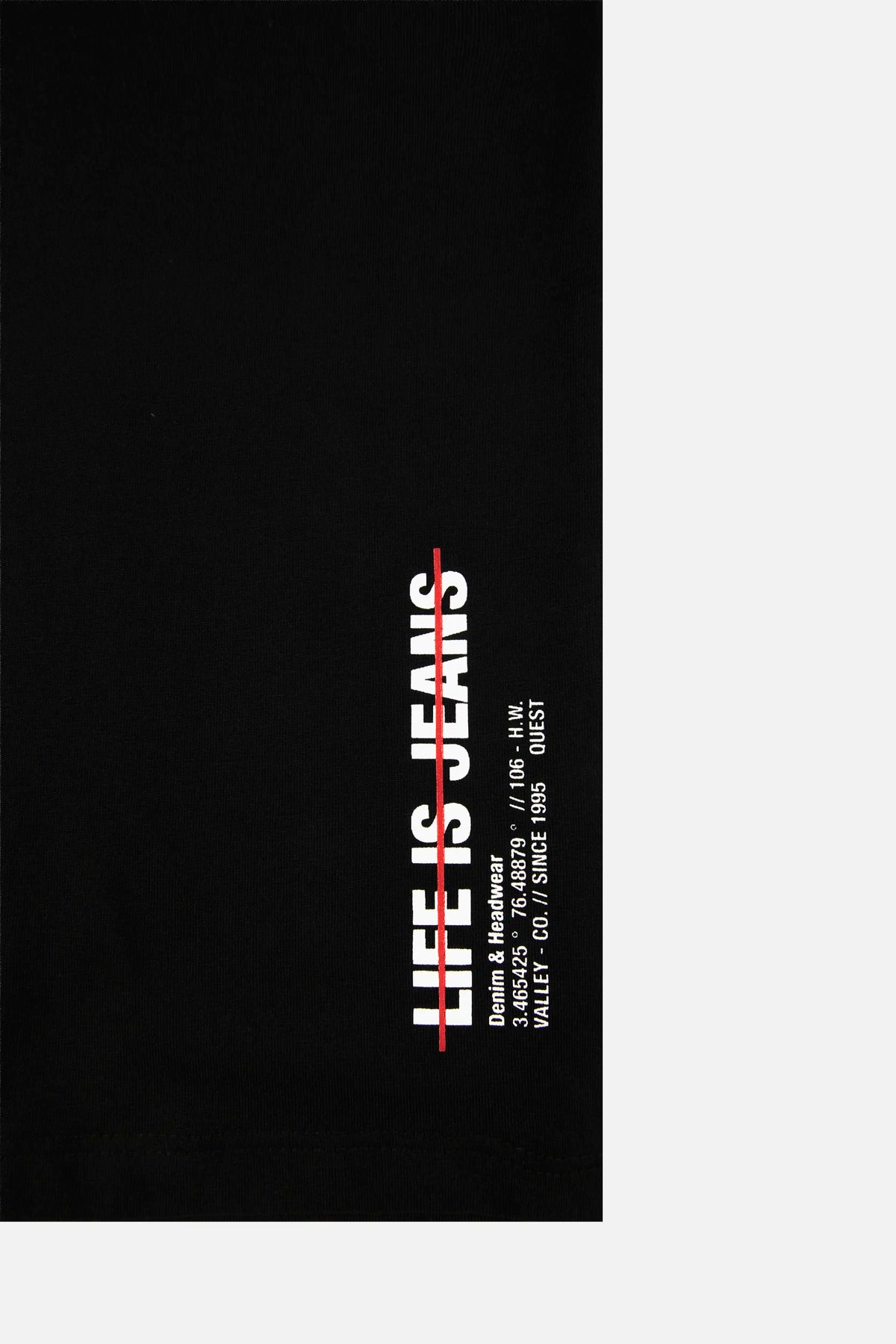 CAMISETA ESPECIAL ESTAMPADO LOCALIZADO COLOR NEGRO