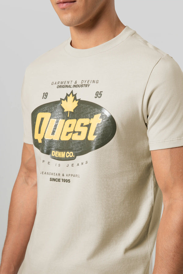 CAMISETA ESPECIAL ESTAMPADO LOCALIZADO COLOR SAFARI – Quest Colombia