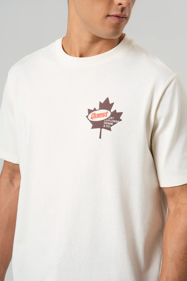 CAMISETA ESPECIAL ESTAMPADO LOCALIZADO COLOR IVORY – Quest Colombia
