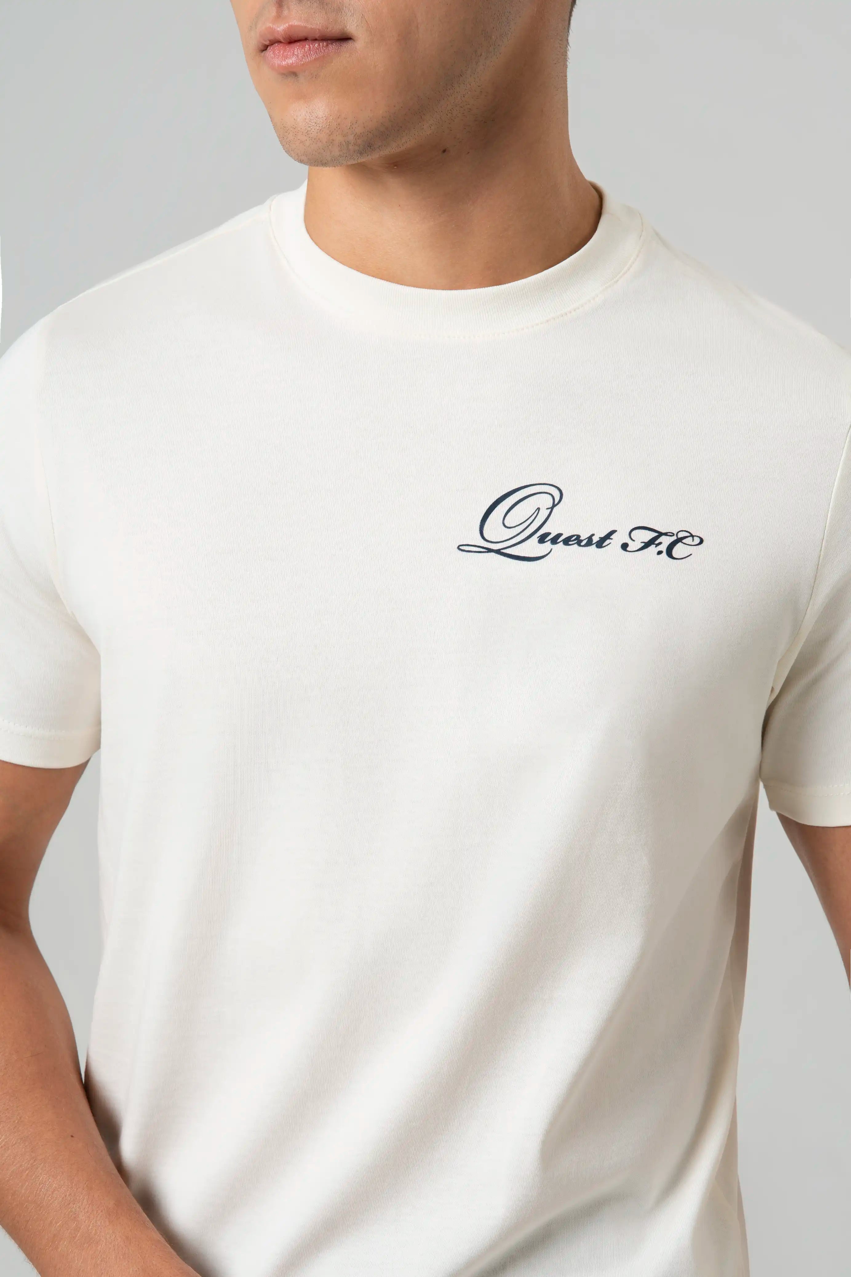 CAMISETA ESPECIAL ESTAMPADO LOCALIZADO COLOR IVORY