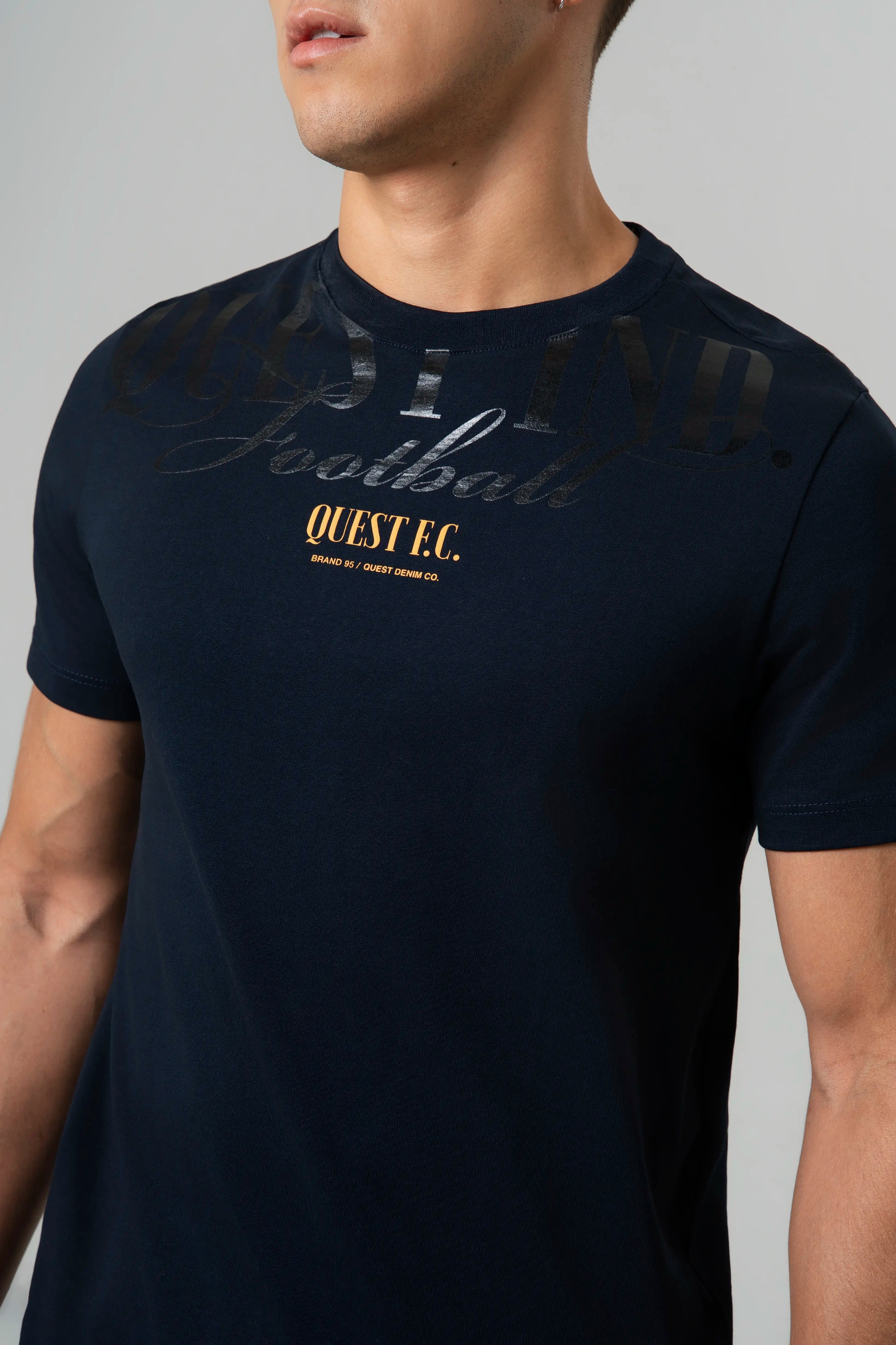 CAMISETA ESPECIAL ESTAMPADO LOCALIZADO COLOR AZUL OSCURO