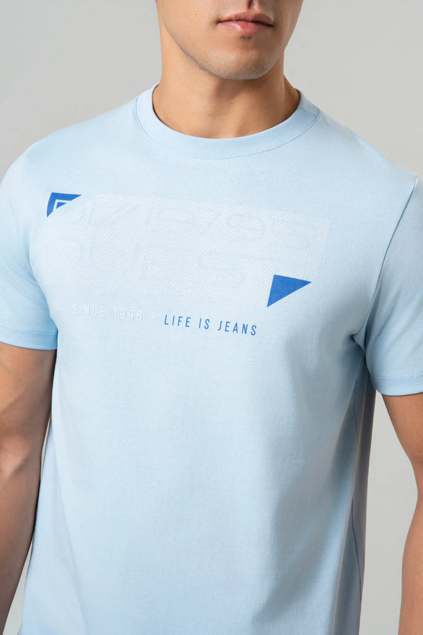 CAMISETA ESPECIAL ESTAMPADO LOCALIZADO COLOR BABY BLUE