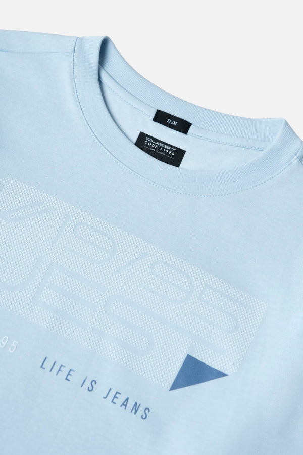 CAMISETA ESPECIAL ESTAMPADO LOCALIZADO COLOR BABY BLUE