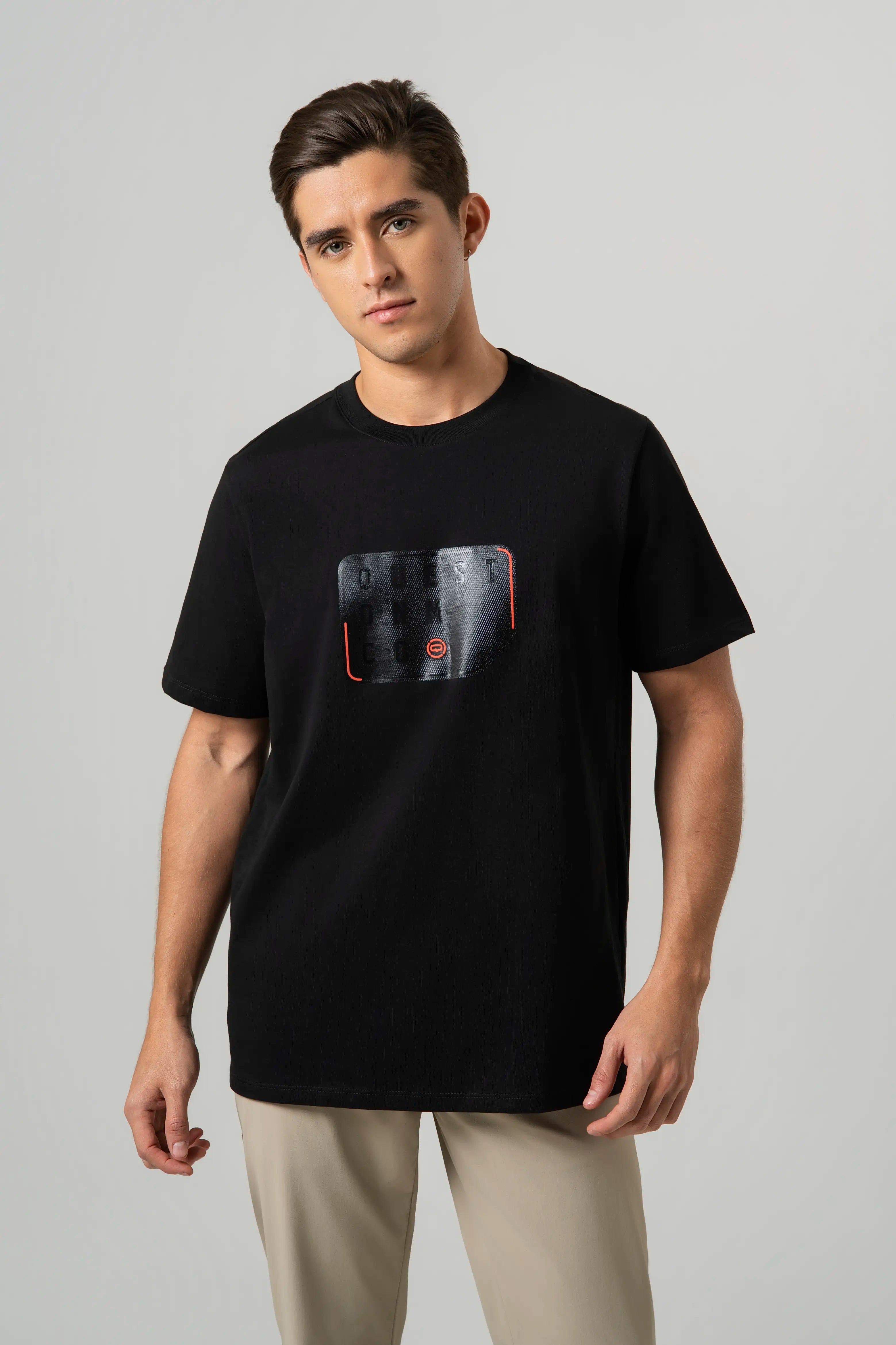 CAMISETA ESPECIAL ESTAMPADO LOCALIZADO COLOR NEGRO
