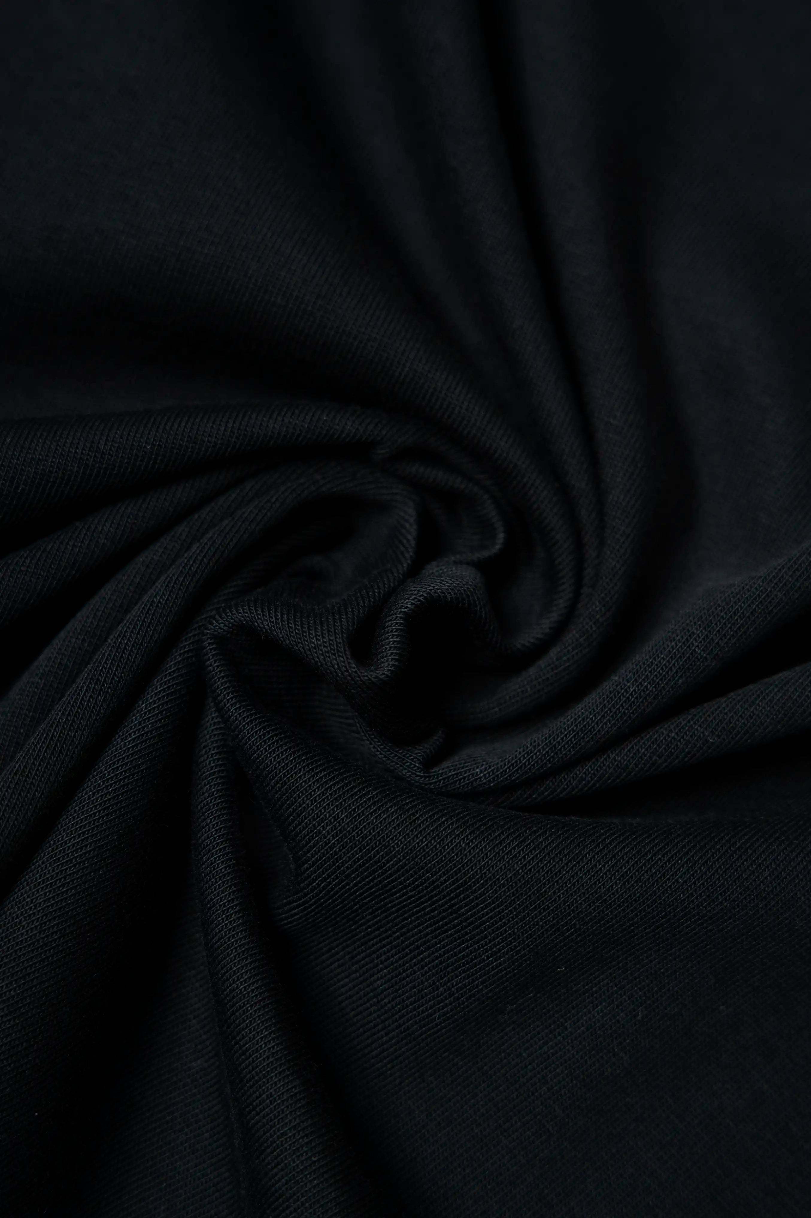 CAMISETA ESPECIAL ESTAMPADO LOCALIZADO COLOR NEGRO