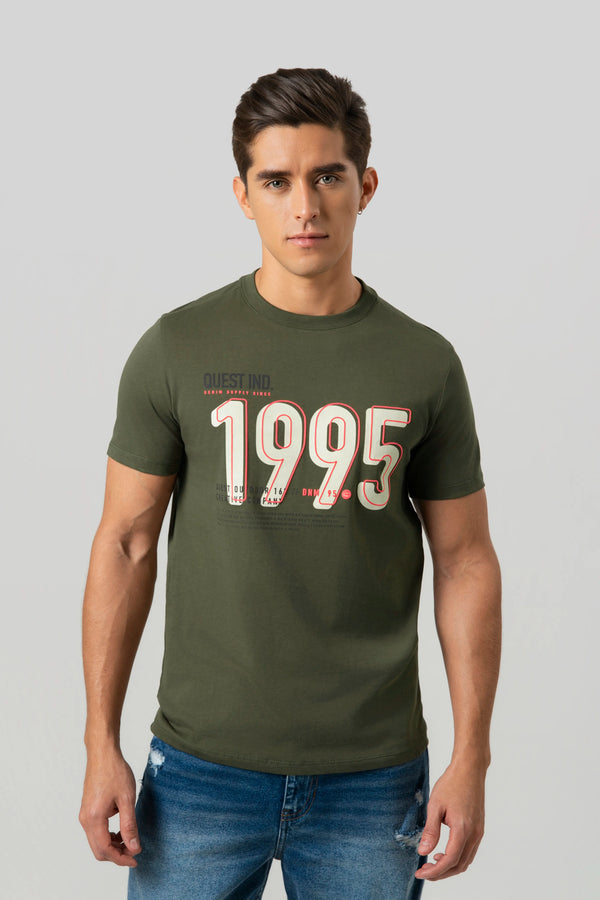 CAMISETA ESPECIAL ESTAMPADO LOCALIZADO COLOR DARK OLIVA – Quest Colombia