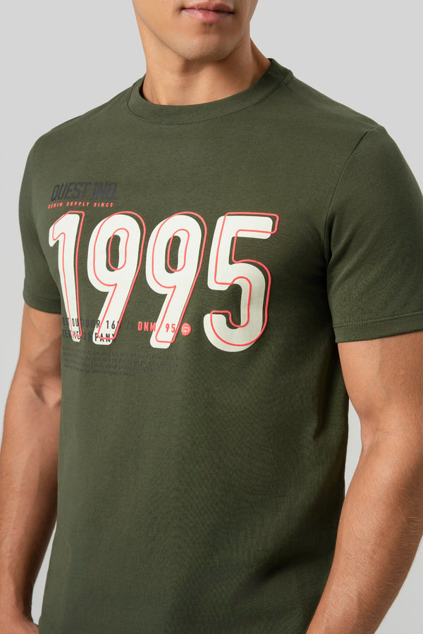 CAMISETA ESPECIAL ESTAMPADO LOCALIZADO COLOR DARK OLIVA – Quest Colombia