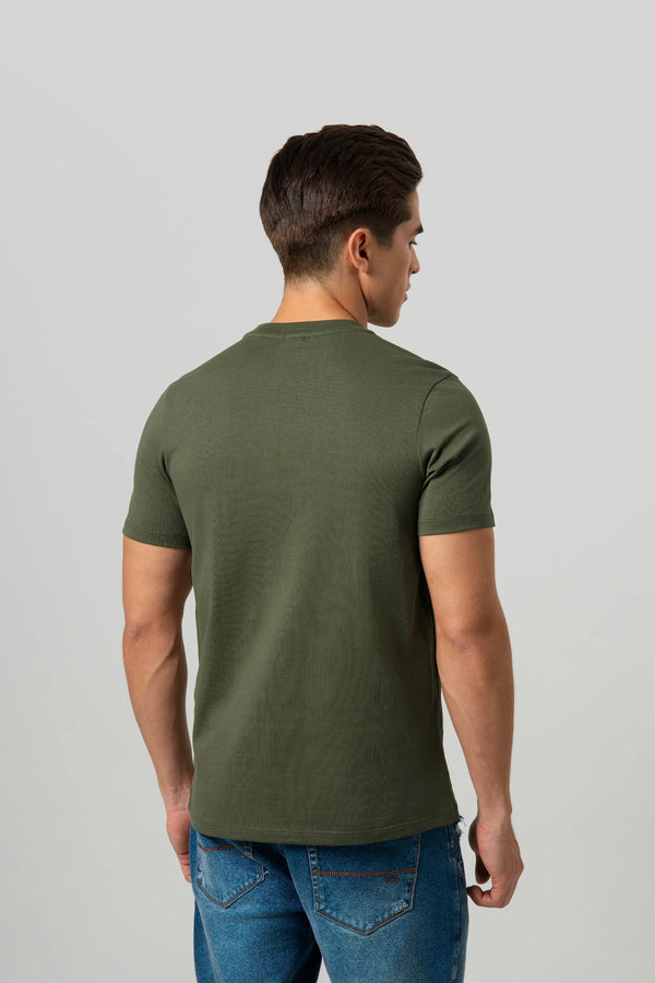 CAMISETA ESPECIAL ESTAMPADO LOCALIZADO COLOR DARK OLIVA