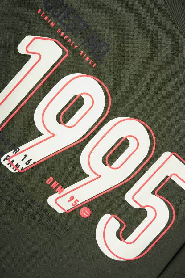CAMISETA ESPECIAL ESTAMPADO LOCALIZADO COLOR DARK OLIVA – Quest Colombia