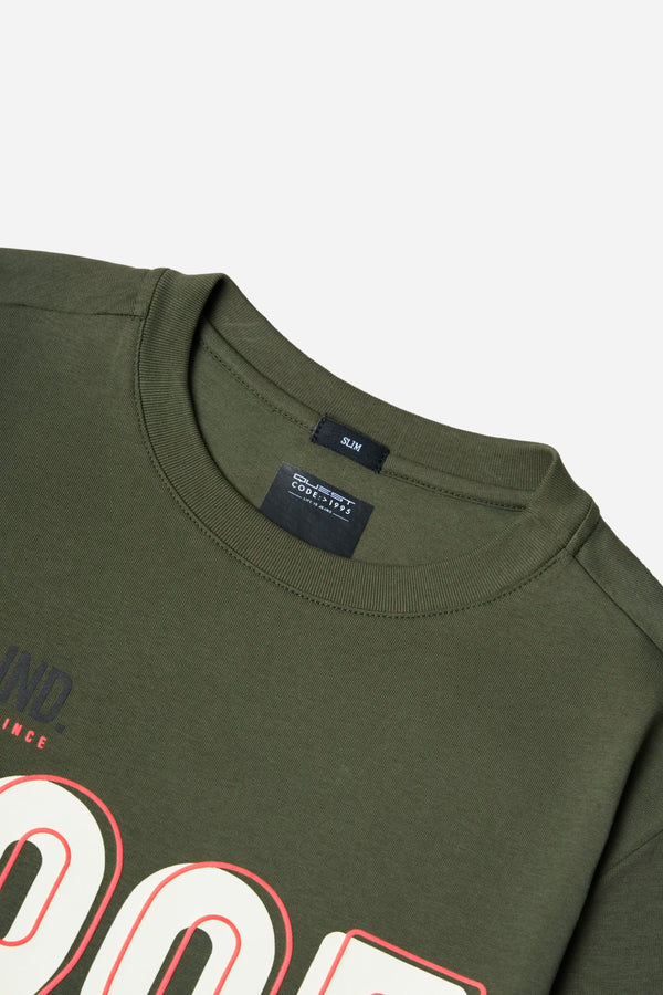 CAMISETA ESPECIAL ESTAMPADO LOCALIZADO COLOR DARK OLIVA