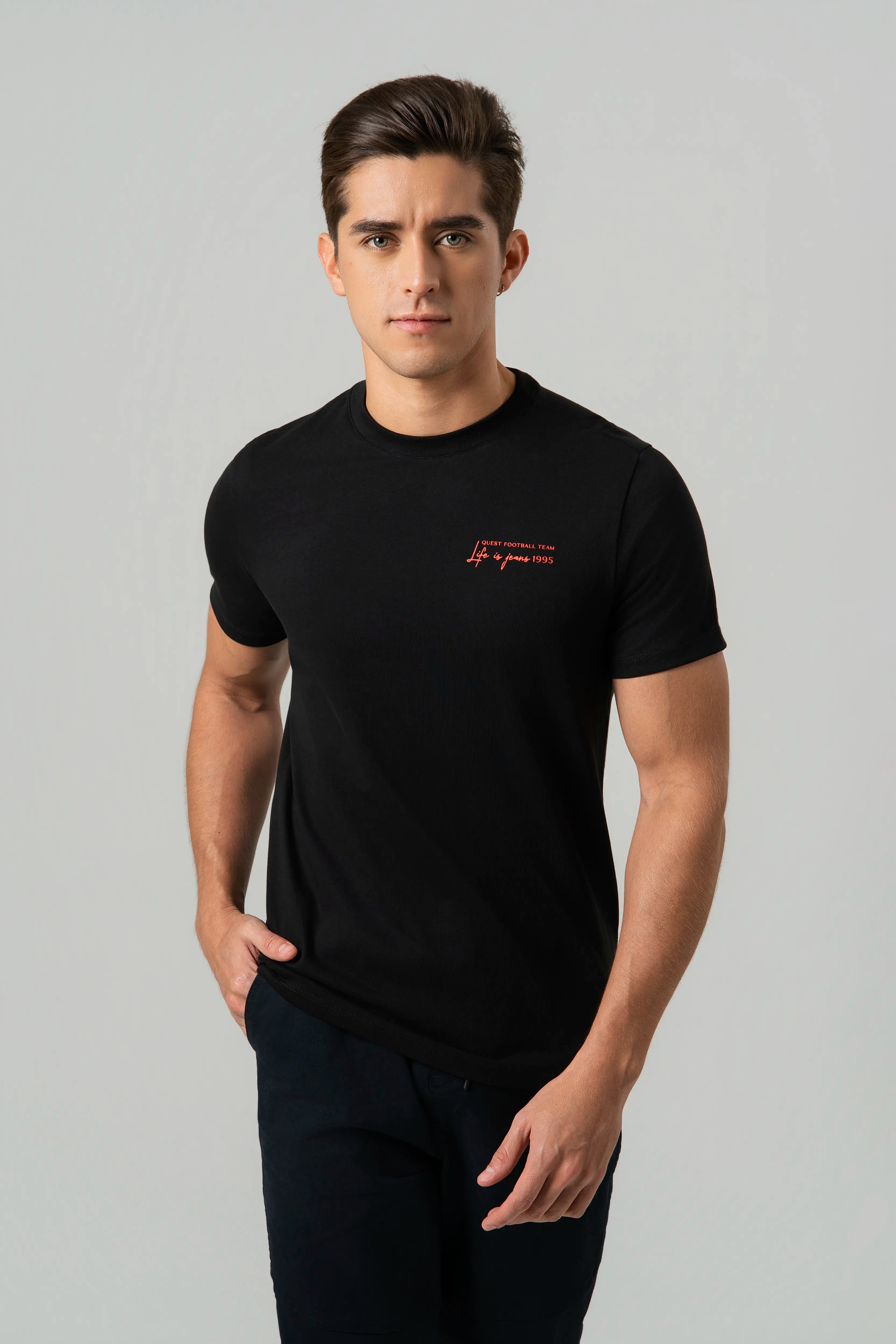 CAMISETA ESPECIAL ESTAMPADO LOCALIZADO COLOR NEGRO