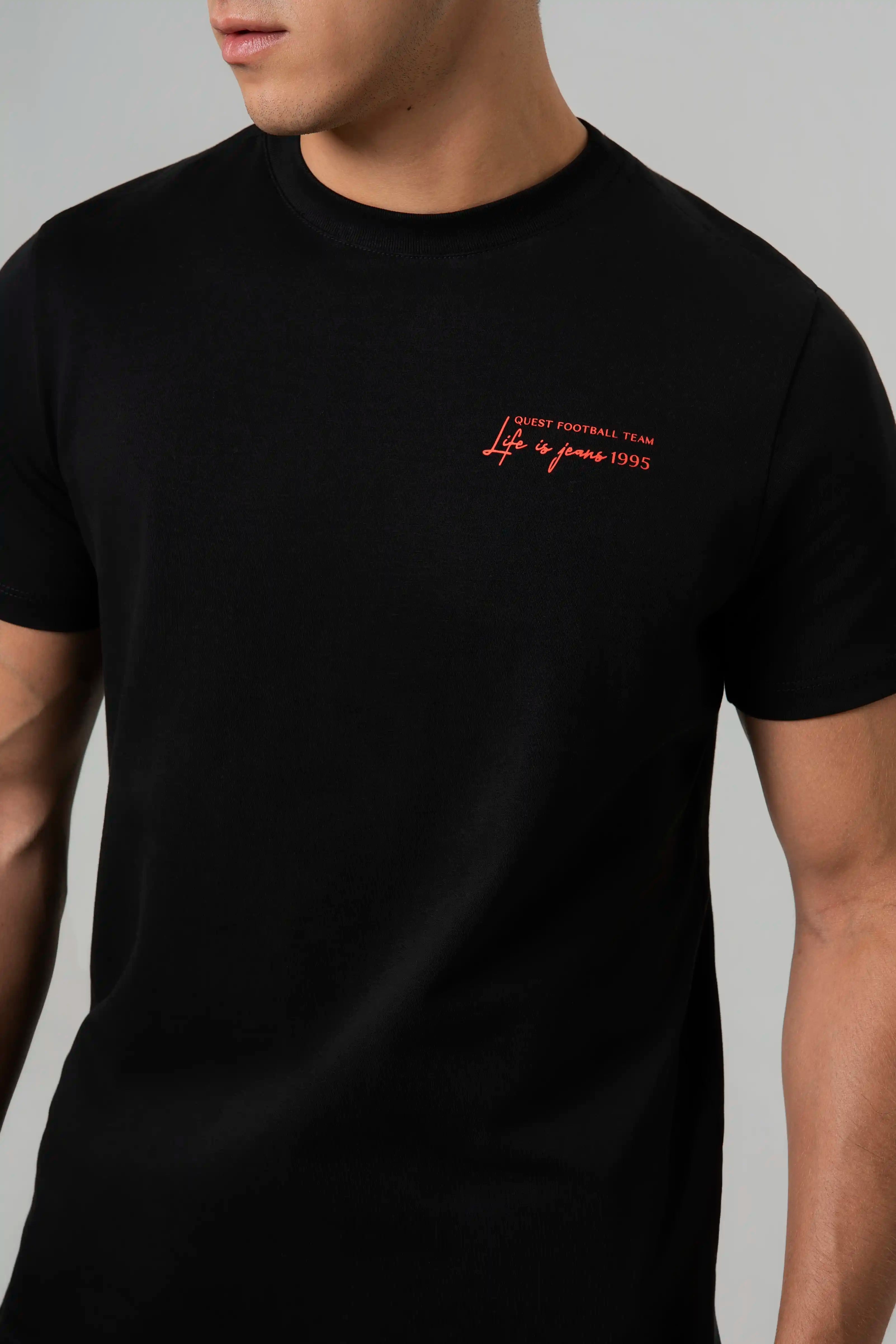 CAMISETA ESPECIAL ESTAMPADO LOCALIZADO COLOR NEGRO