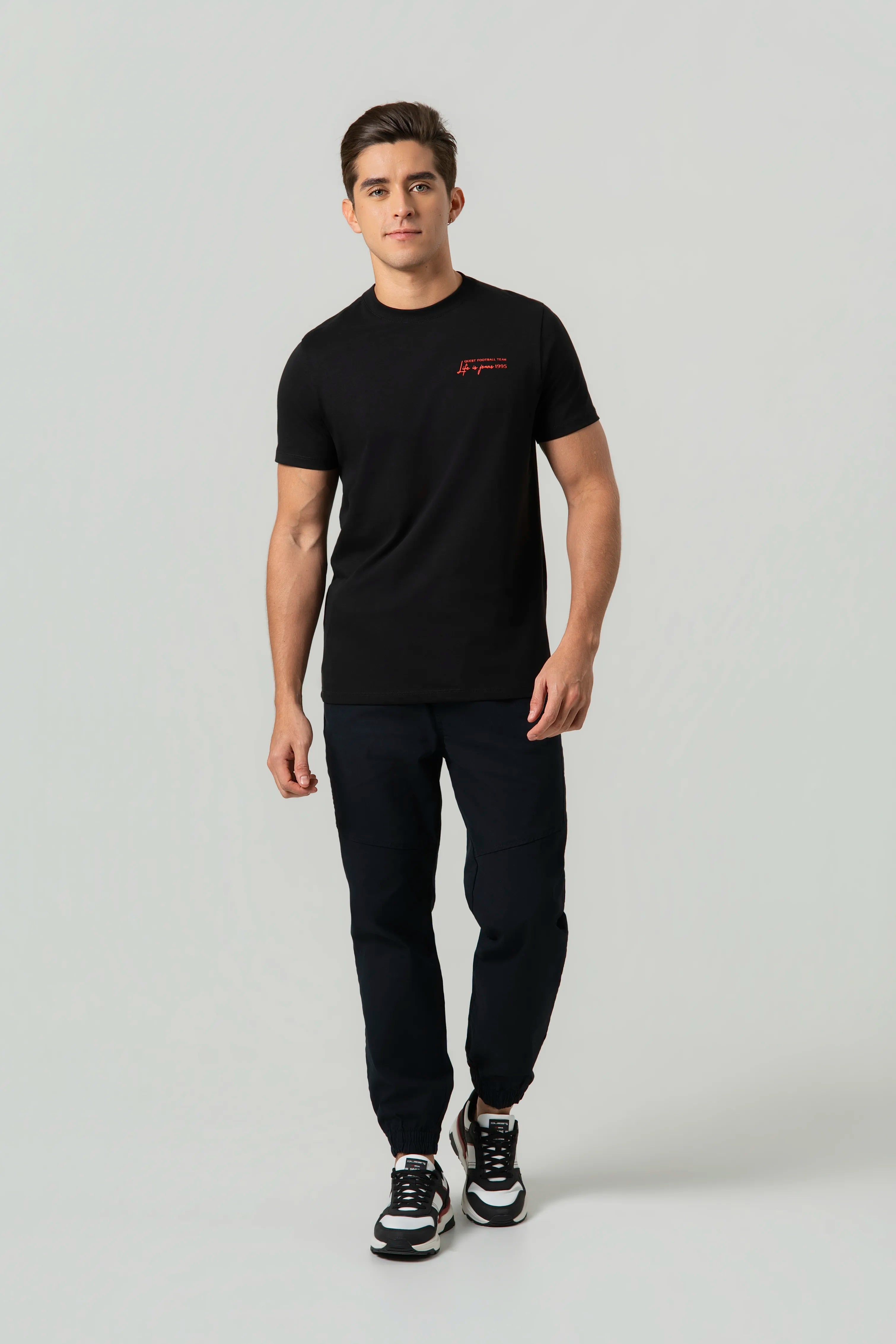 CAMISETA ESPECIAL ESTAMPADO LOCALIZADO COLOR NEGRO
