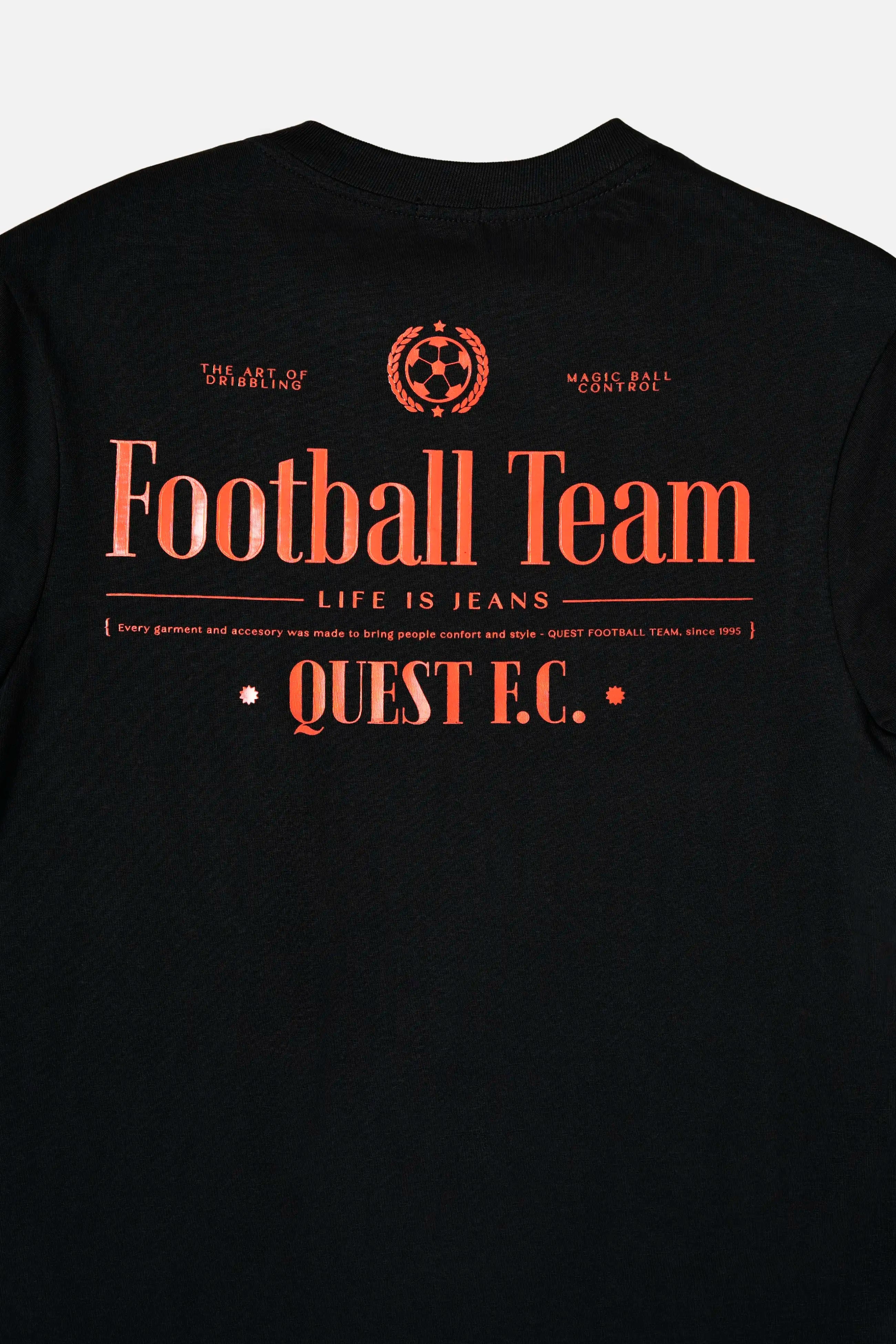 CAMISETA ESPECIAL ESTAMPADO LOCALIZADO COLOR NEGRO
