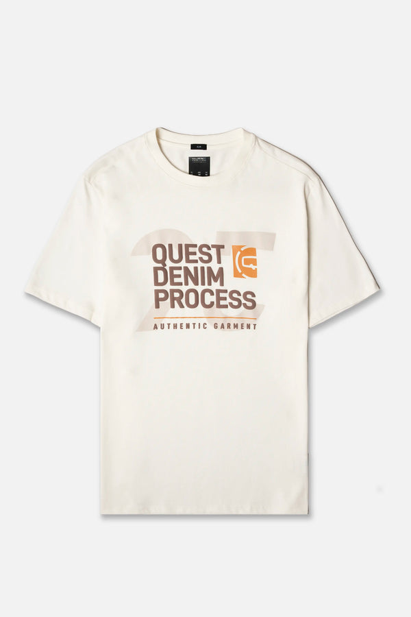 CAMISETA ESPECIAL ESTAMPADO LOCALIZADO COLOR IVORY – Quest Colombia