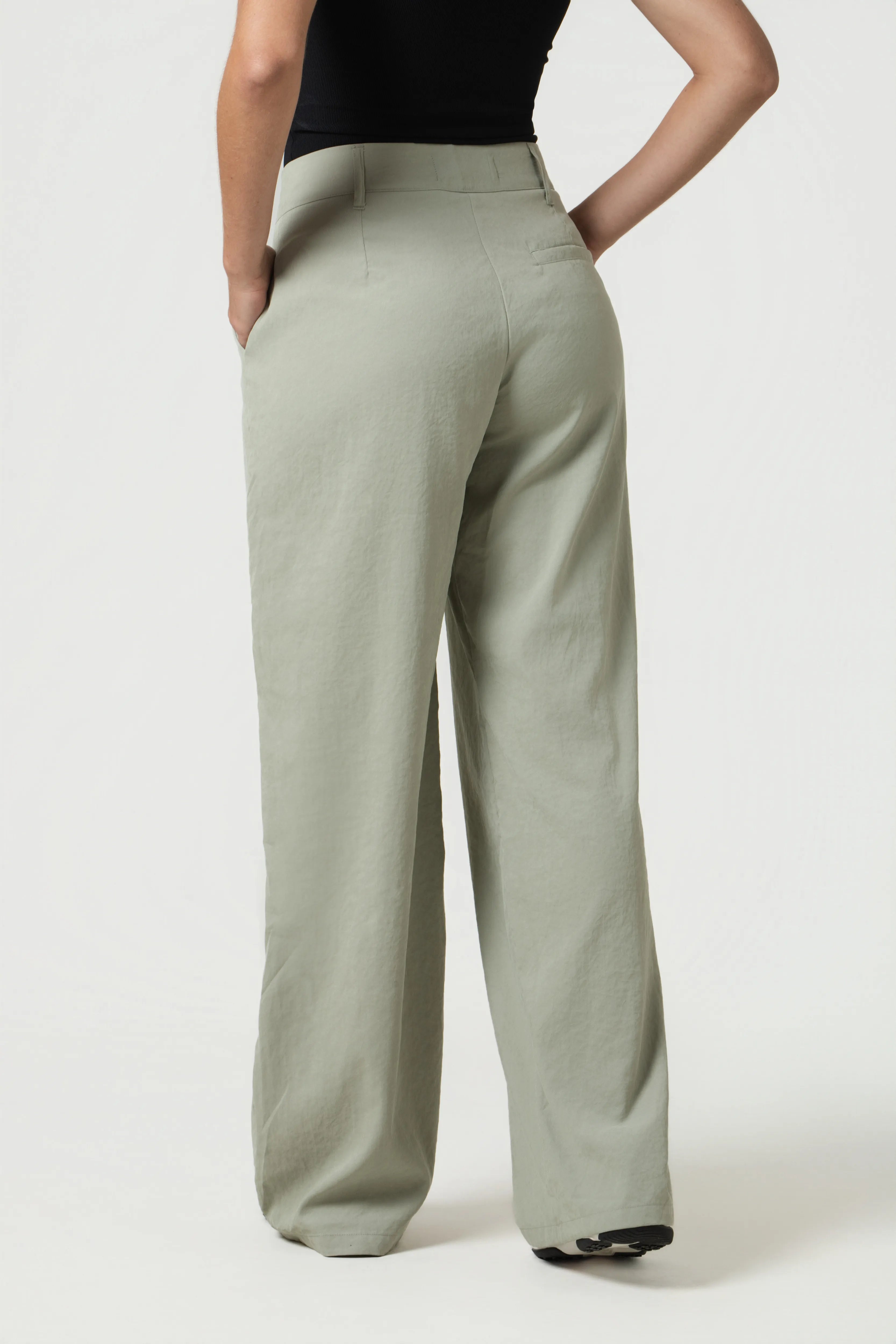 PANTALON TIPO CHINO COLOR VERDE HOJA SECA