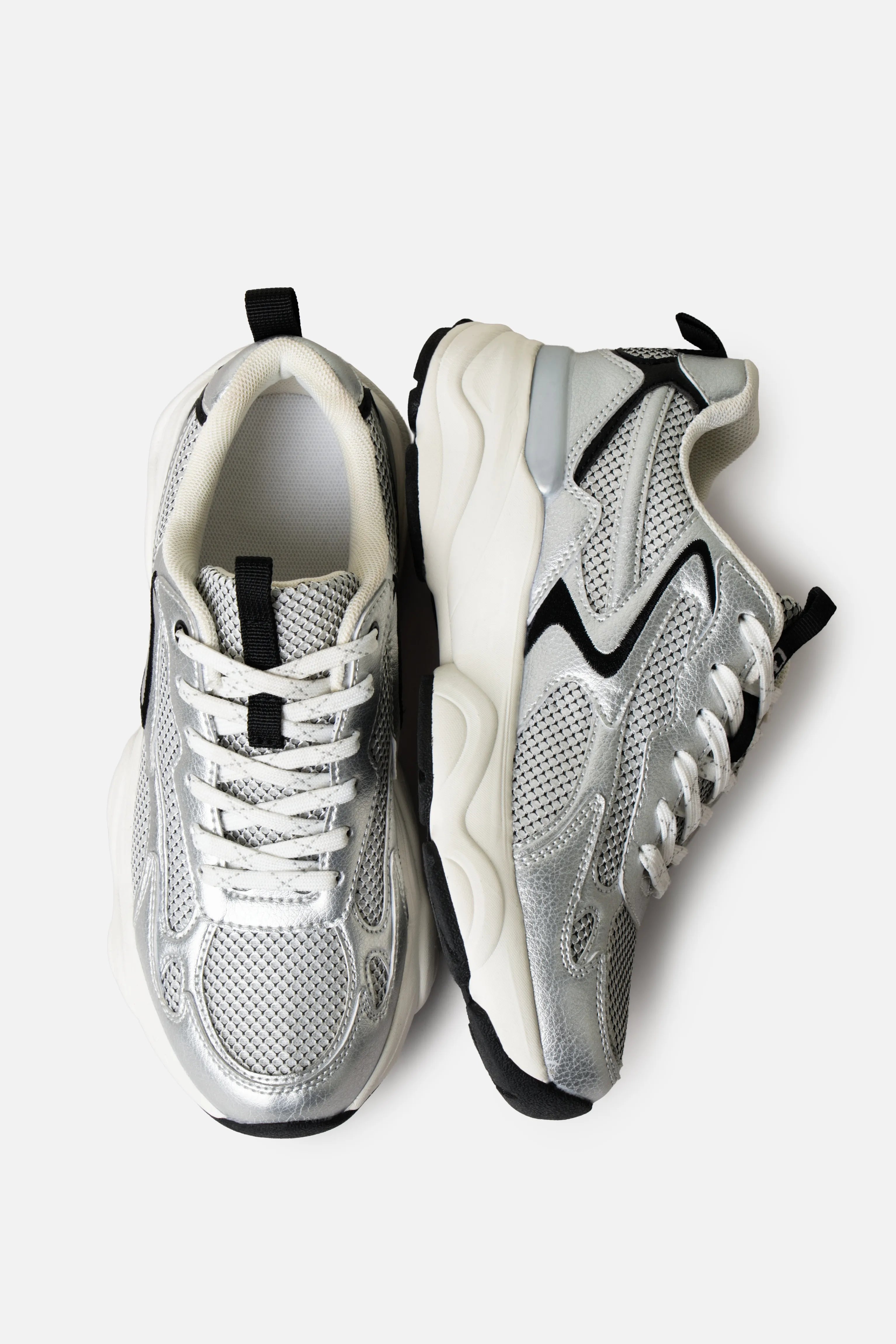 ZAPATOS TENIS COLOR PLATEADO